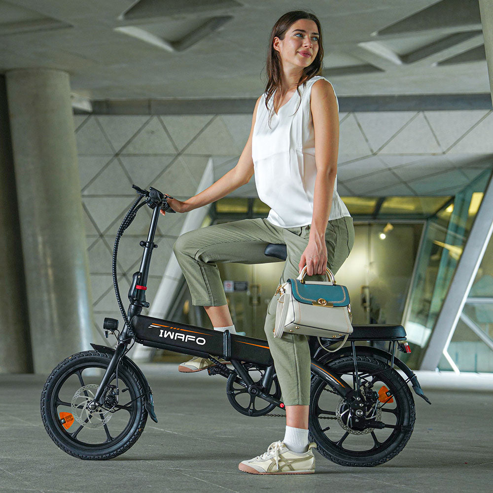 A_girl_is_riding_Electric-Bike-IWAFO-IE1_with_her_bag