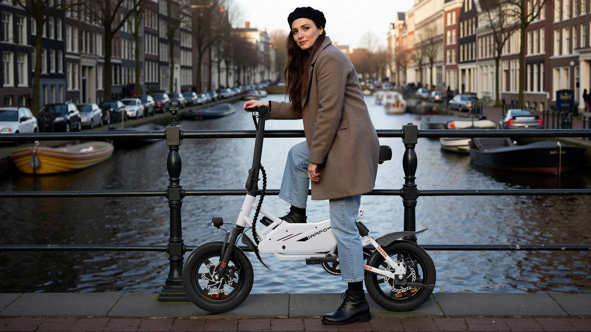 A_girl_is_taking_pictures_on_the_Electric-Bike-IWAFO-IE2_on_the_bridge_in_the_middle_of_the_lake
