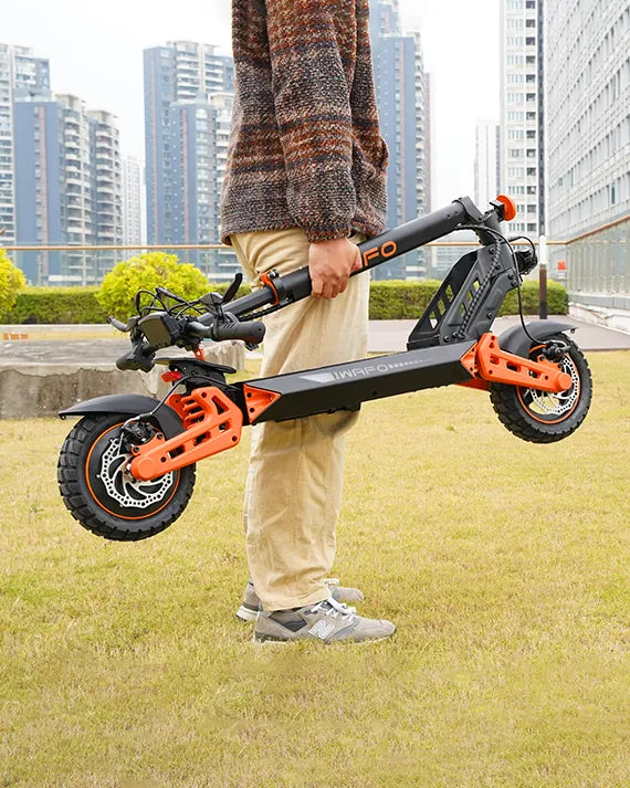 Carry_the_foldable_Electric-Scooter-IWAFO-IS2_with_one_hand