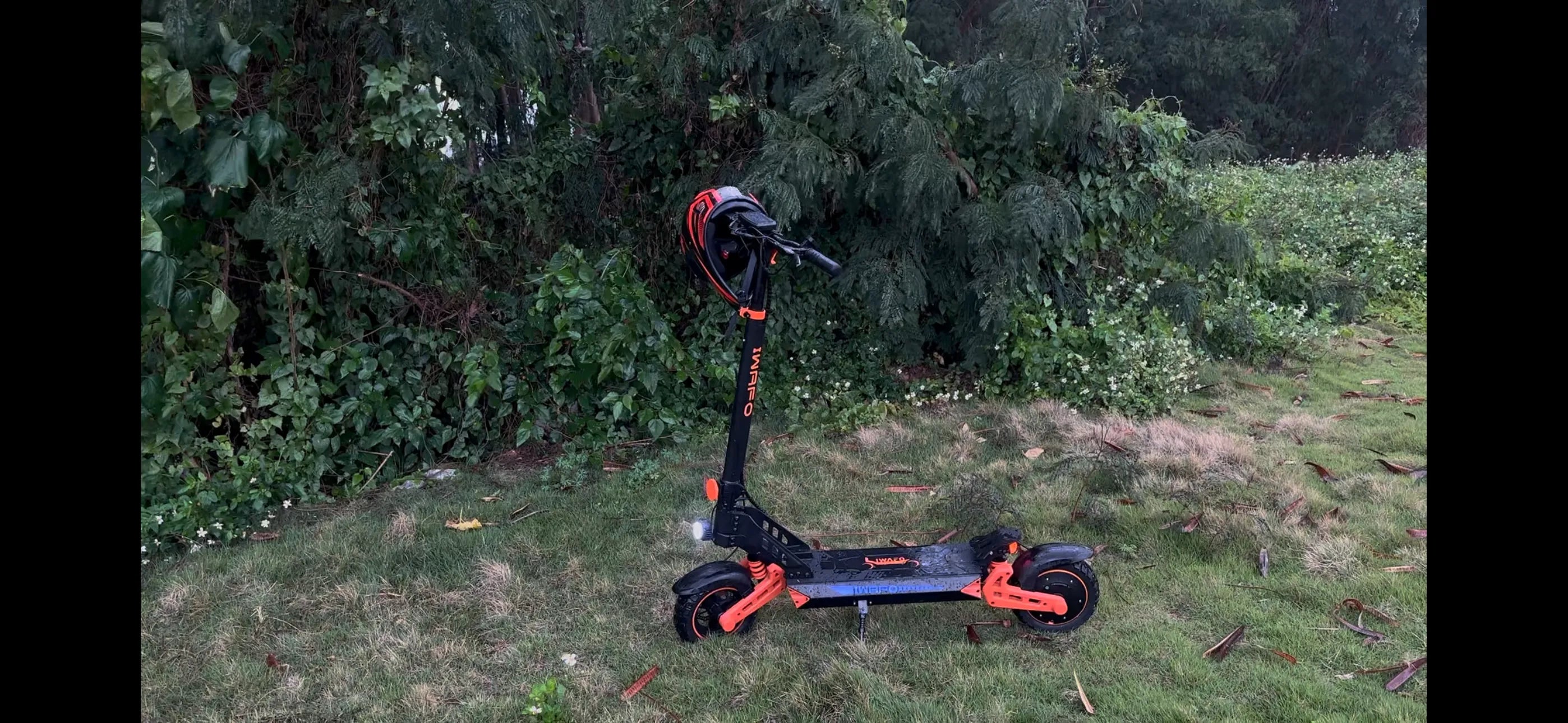 Close-up_of_Electric-Scooter-IWAFO-IS2_in_the_rain